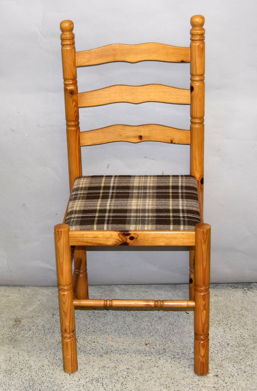 Pine dining table and four chairs - Image 2 of 2