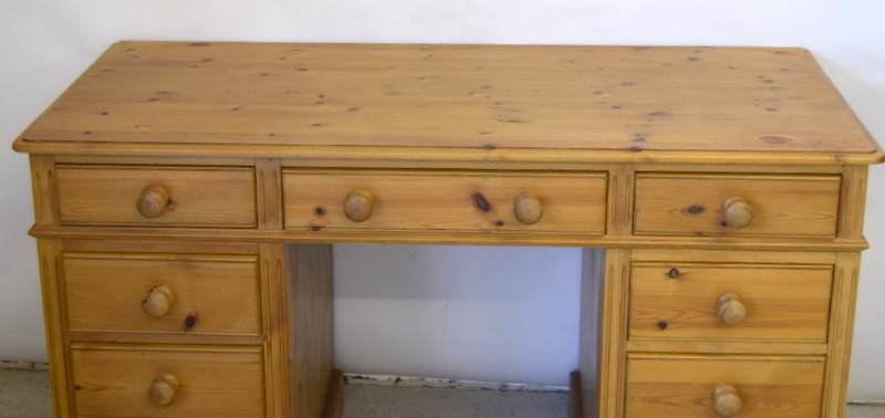 Pine pedestal desk. 80 x 132 x 60cm - Image 2 of 3