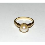 9ct gold ladies pearl solitaire ring size O