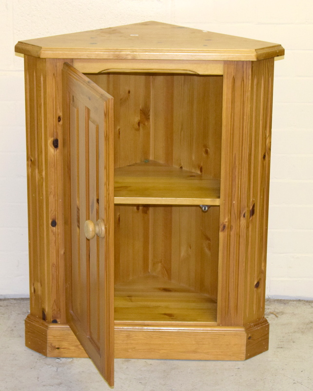 Pine corner unit. 87 x 70 x 43cm