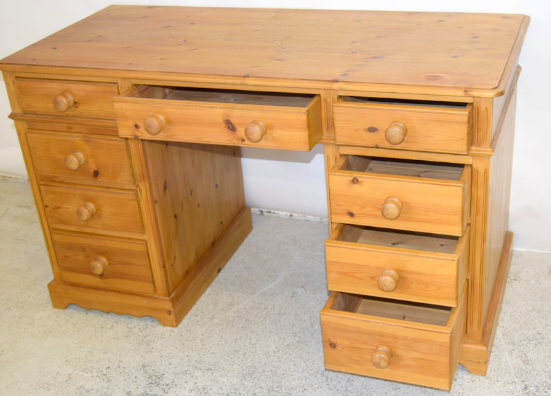 Pine pedestal desk. 80 x 132 x 60cm - Image 3 of 3