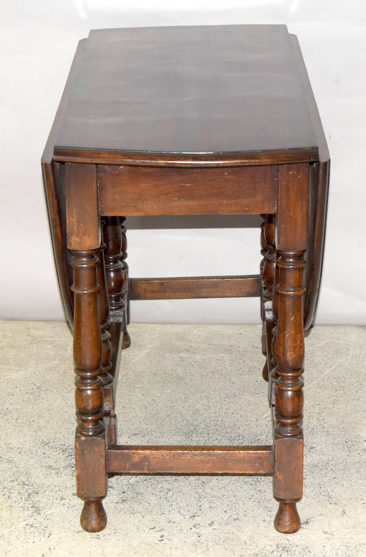 Mahogany gate leg table on turned legs. 74 x 136 x 104cm