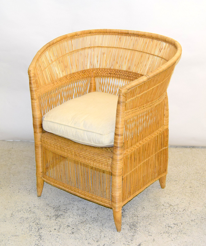 Cane chair and table. 40 x 102 x 82cm - Image 3 of 3