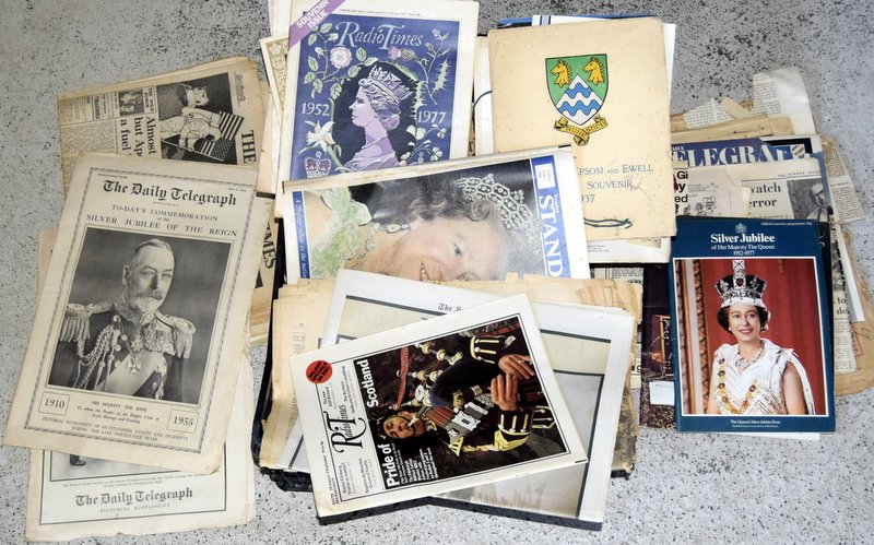 Selection of commemorative newspapers and Royal Memorabilia - Image 2 of 2