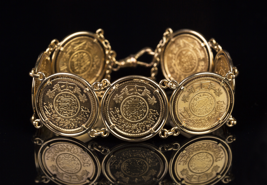 Seven Saudi Arabia trade coinage gold guineas, mounted as a bracelet, fitted with a 9ct gold