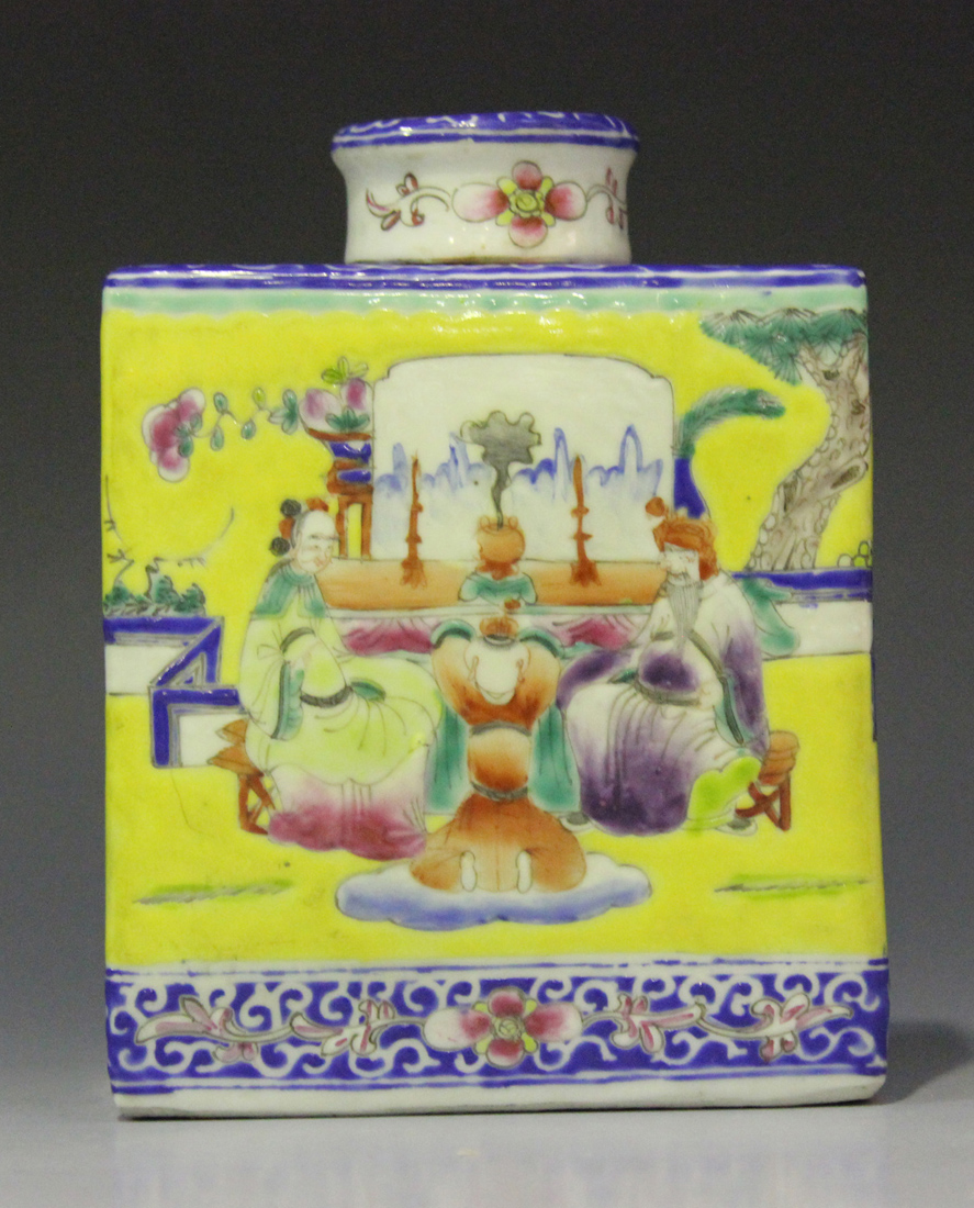 A Chinese famille rose yellow ground porcelain tea caddy and cover, late Qing dynasty, of - Image 6 of 7