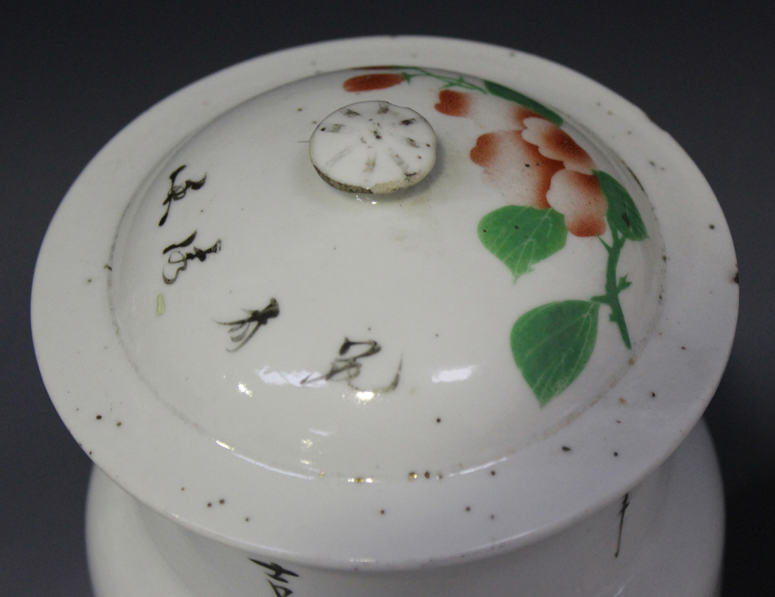 A pair of Chinese porcelain jars and covers, 20th century, each decorated with bird and peony - Image 6 of 6