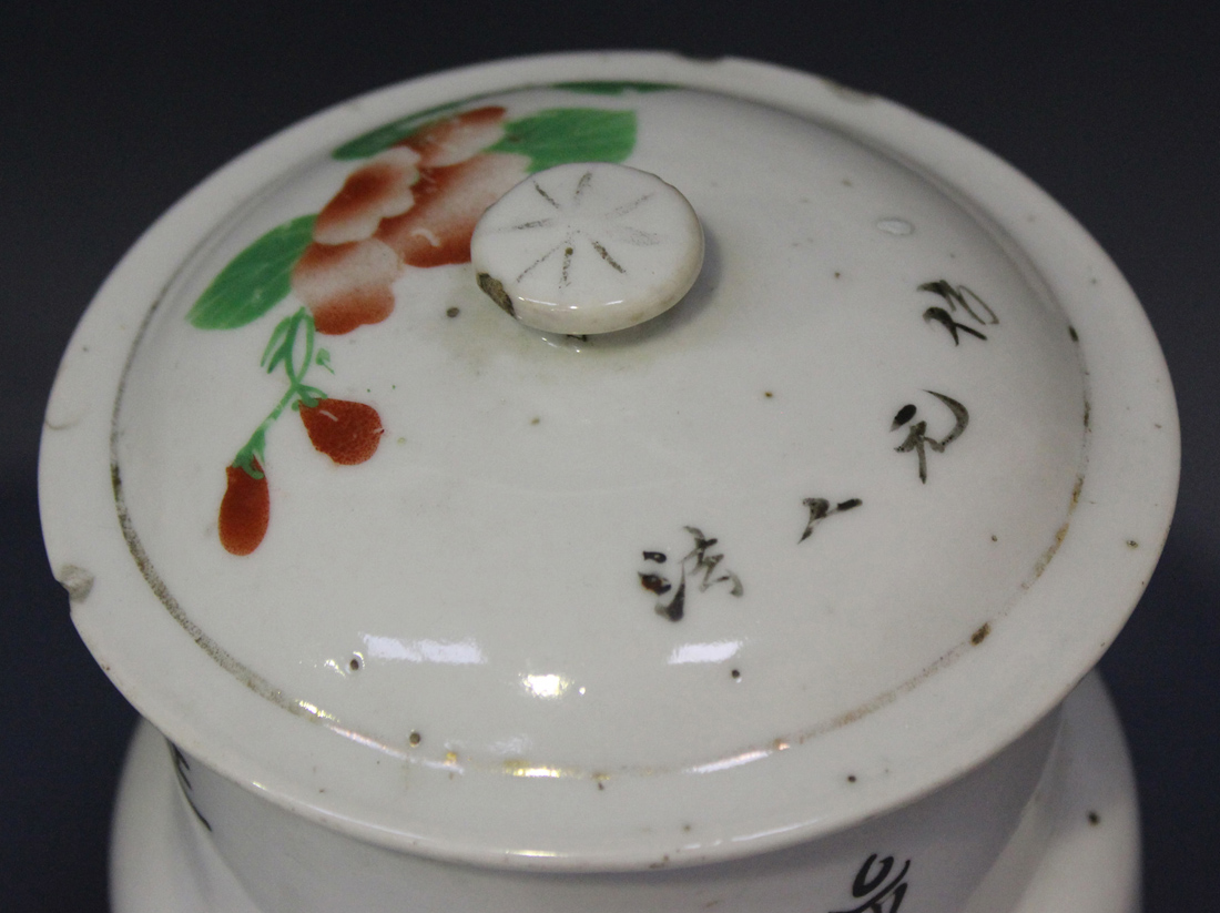 A pair of Chinese porcelain jars and covers, 20th century, each decorated with bird and peony - Image 3 of 6