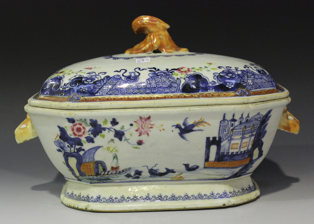 A Chinese famille rose enamelled blue and white export porcelain tureen and cover with scroll - Image 2 of 4