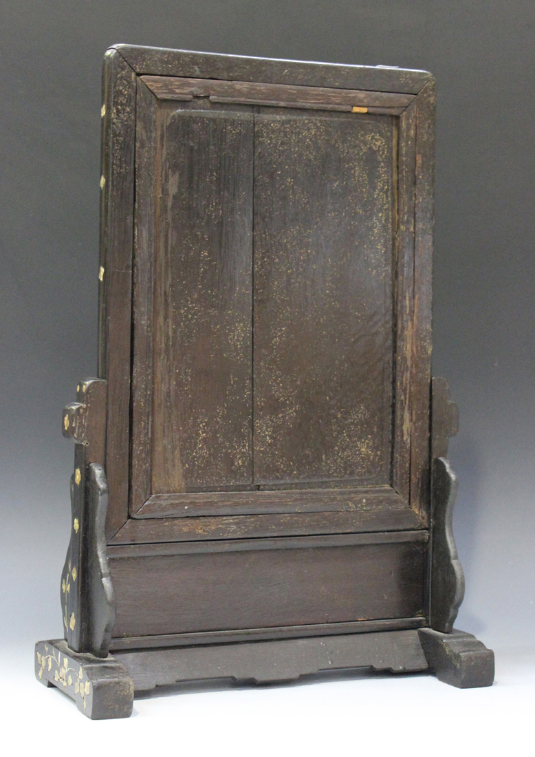 A Chinese hardwood and porcelain table screen, 20th century, the porcelain rectangular panel painted - Image 4 of 7