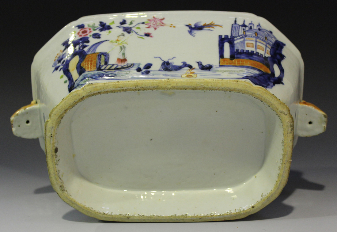 A Chinese famille rose enamelled blue and white export porcelain tureen and cover with scroll - Image 4 of 4