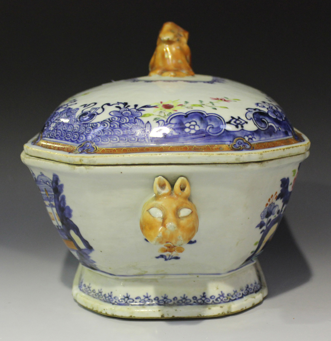 A Chinese famille rose enamelled blue and white export porcelain tureen and cover with scroll - Image 3 of 4