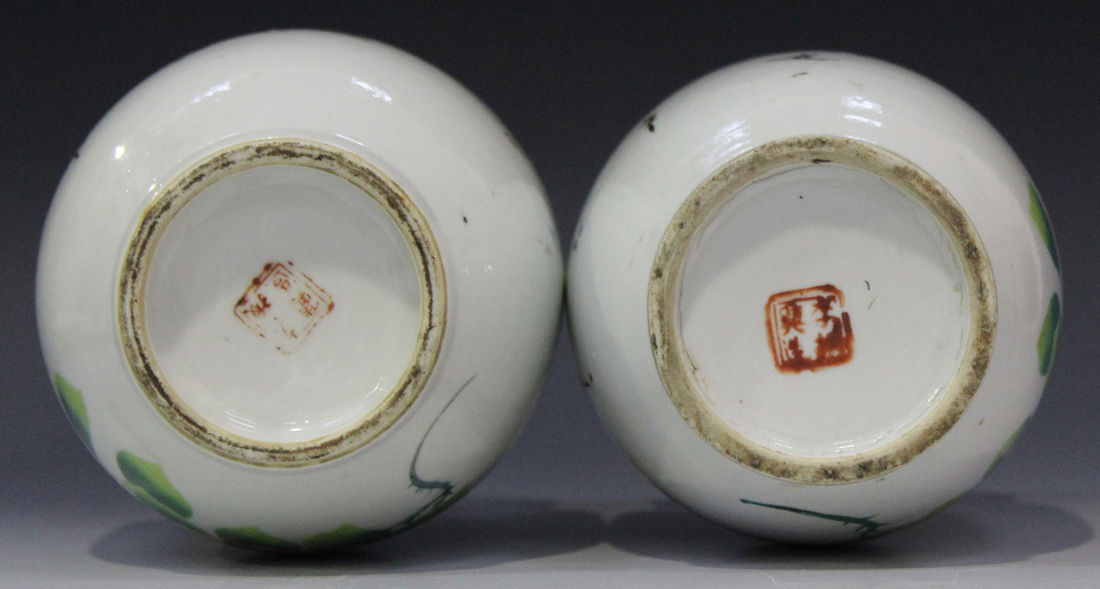 A pair of Chinese porcelain jars and covers, 20th century, each decorated with bird and peony - Image 4 of 6