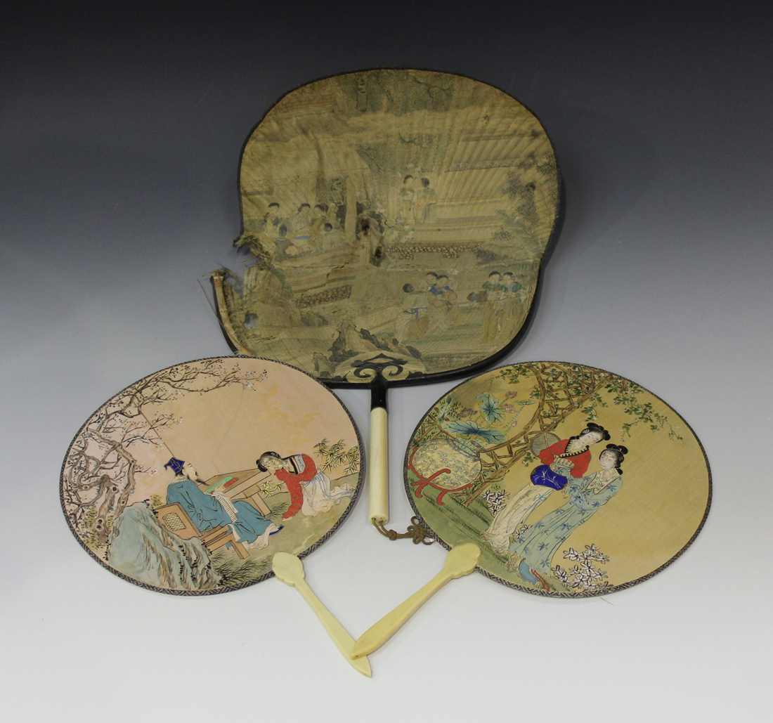 A Chinese silk fan with turned ivory handle, Kangxi period, the silk panel painted with a scene of