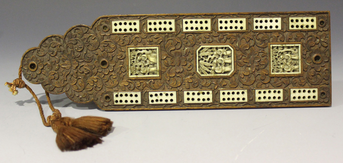 A Chinese Canton sandalwood and ivory cribbage board, mid-19th century, carved in relief with a - Image 2 of 3