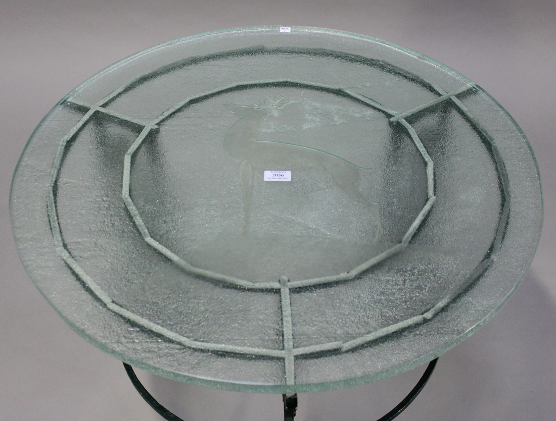 A French Art Deco glass-topped occasional table, the circular top frosted and etched with a stag, - Bild 2 aus 2