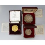 A 22ct gold medallion commemorating Sir Winston Churchill 1874-1965, together with two silver