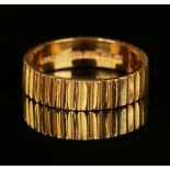 A 22ct gold wedding ring with ridged decoration, London 1959, ring size approx U.Buyer’s Premium