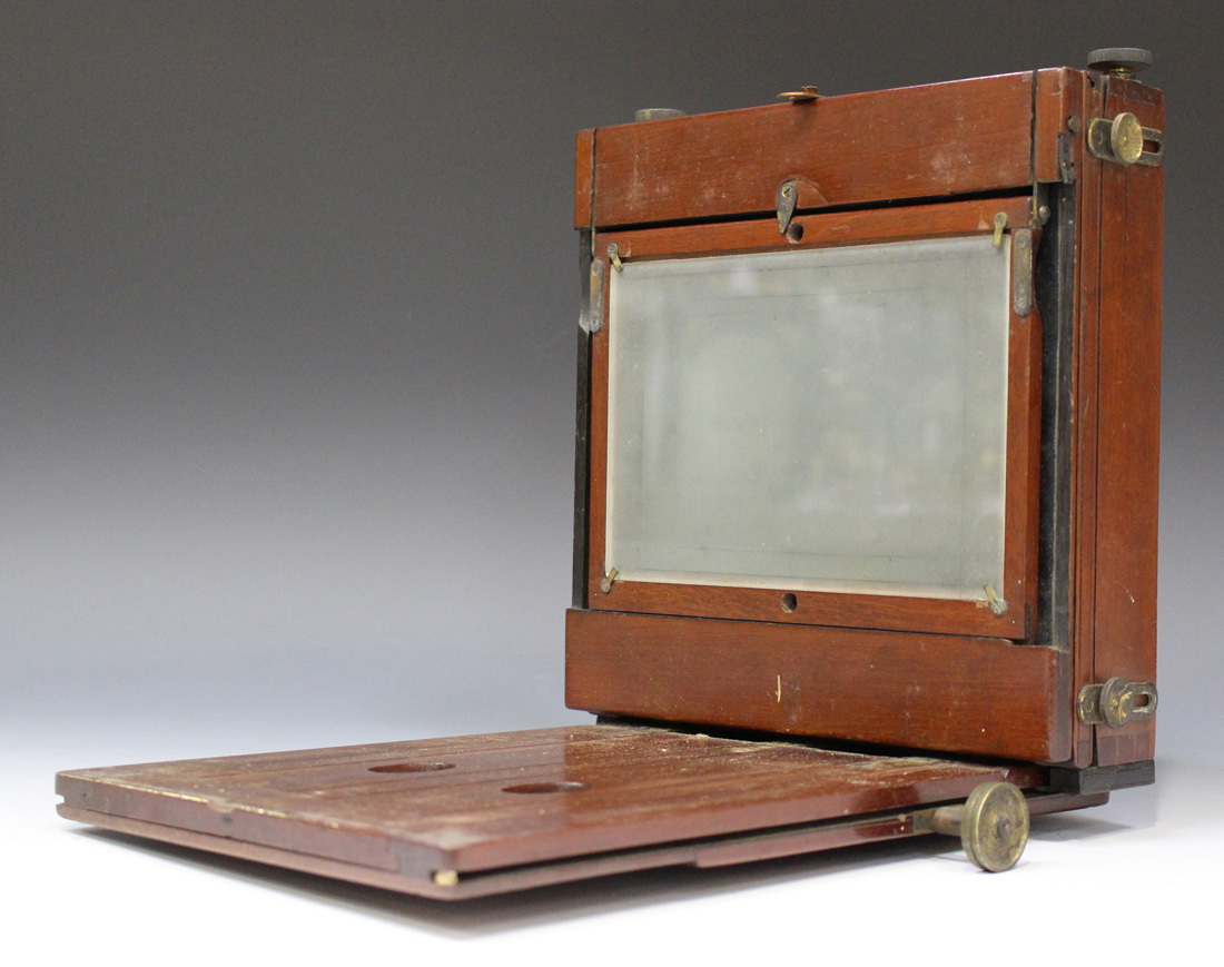 A late 19th century mahogany and lacquered brass folding plate field camera with black leather - Image 6 of 6