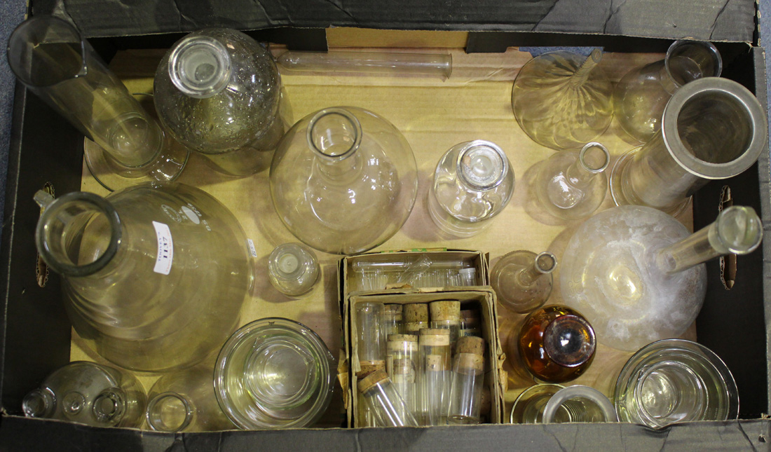 A collection of various glass chemistry and laboratory glassware, including distillation - Image 2 of 3