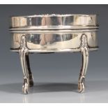 A George V silver and tortoiseshell trinket box of oval form, the hinged lid piqué inlaid with a