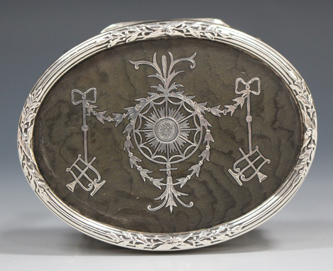 A George V silver and tortoiseshell trinket box of oval form, the hinged lid piqué inlaid with a - Image 3 of 4