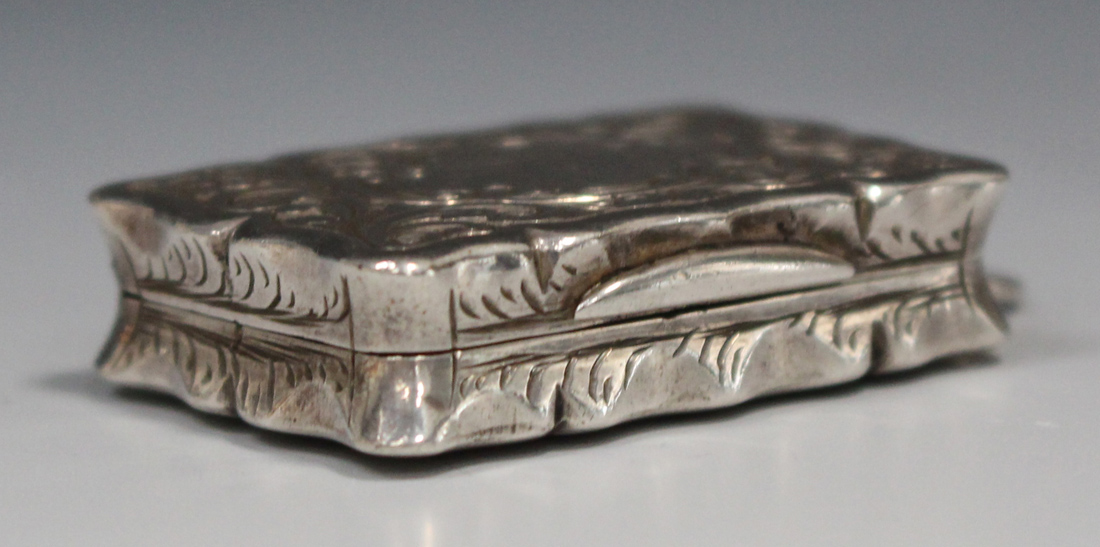 A Victorian silver rectangular vinaigrette, with overall engraved foliate scroll decoration within a - Image 2 of 5