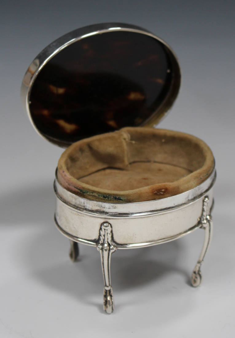 A George V silver and tortoiseshell trinket box of oval form, the hinged lid piqué inlaid with a - Image 2 of 4