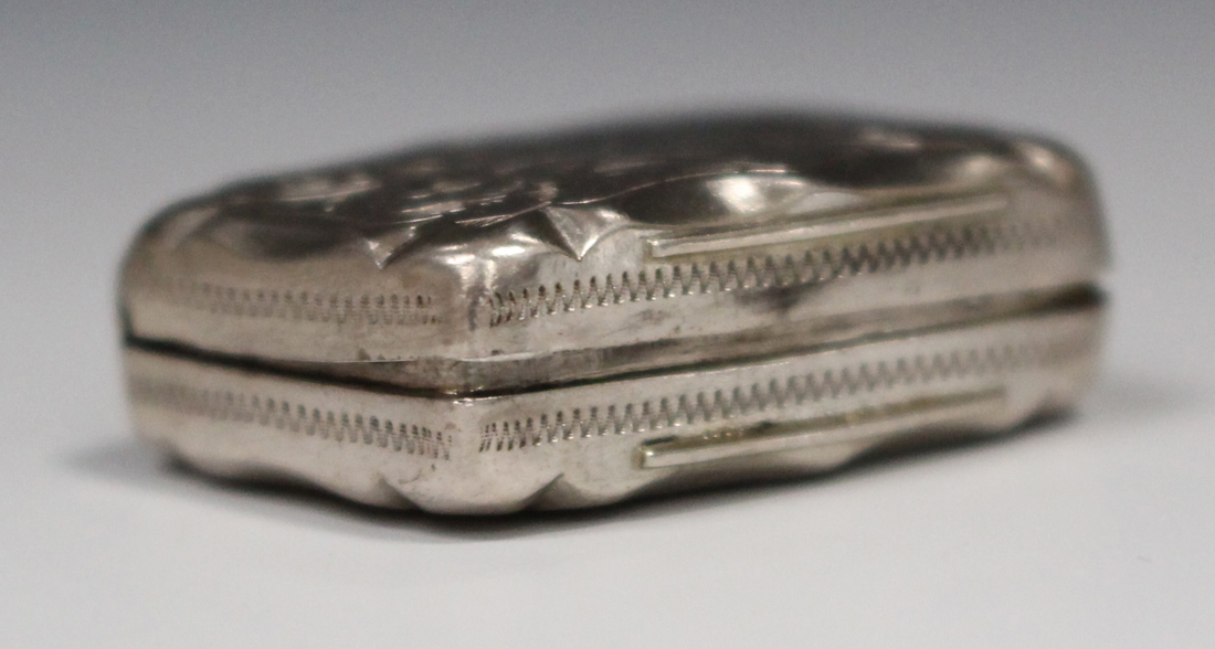 A Victorian silver vinaigrette of rectangular form with engraved scroll decoration, the hinged lid - Image 4 of 5