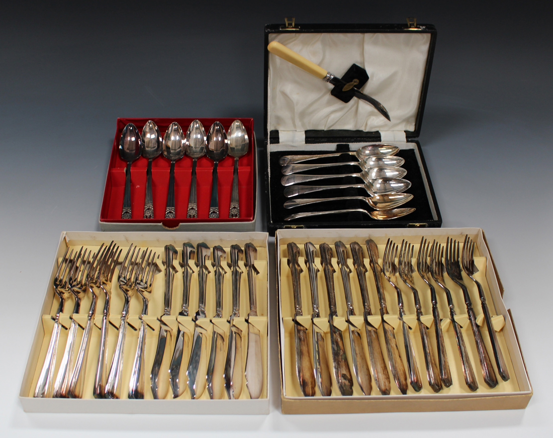 A George V plated part canteen of cutlery, comprising eight table knives and forks, four - Image 2 of 3