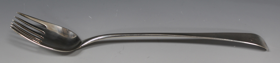 A George III silver Old English pattern serving fork, London 1800 (maker's mark worn), length 31cm.