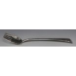 A George III silver Old English pattern serving fork, London 1800 (maker's mark worn), length 31cm.