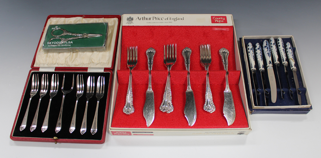 A pair of silver handled King's pattern cake slices, Sheffield 1978 by Harrison Brothers, both - Image 3 of 4