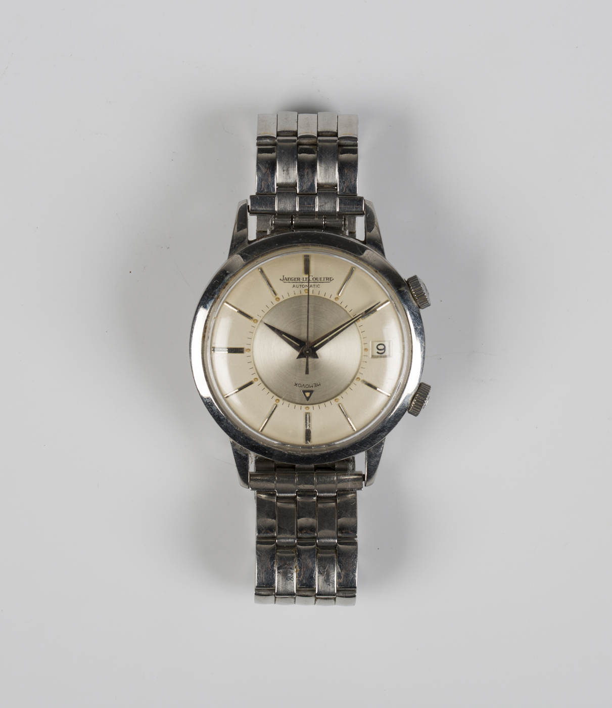 A Jaeger-LeCoultre Automatic Memovox alarm gentleman's wristwatch, the signed circular silvered dial