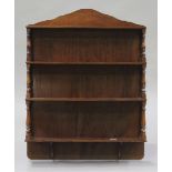 A Victorian mahogany four-tier wall shelf with turned spindle supports, height 95cm, width 73cm.