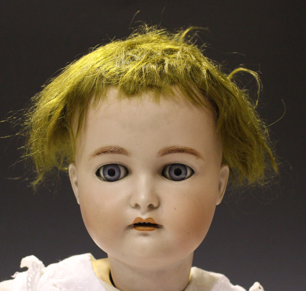 A Simon & Halbig K&R bisque head doll, impressed '80', with brown wig, pierced ears, sleeping blue - Image 2 of 3