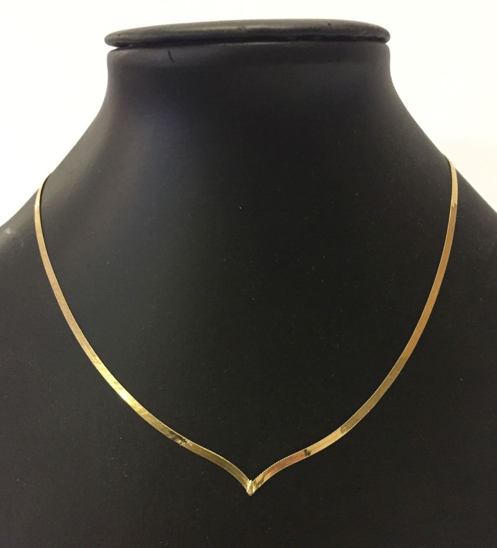 9ct gold wishbone style necklace. Weight approx 2.4g.