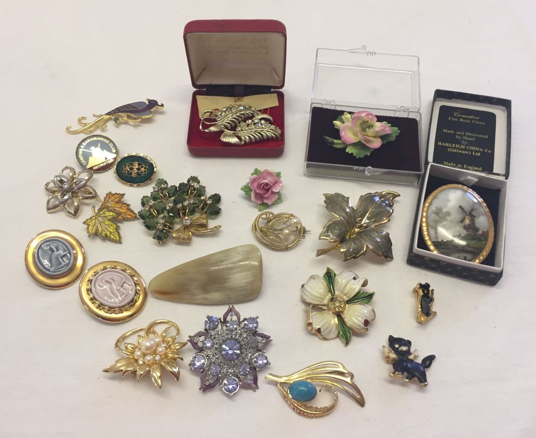 A large collection of brooches to include ceramic & stone set.