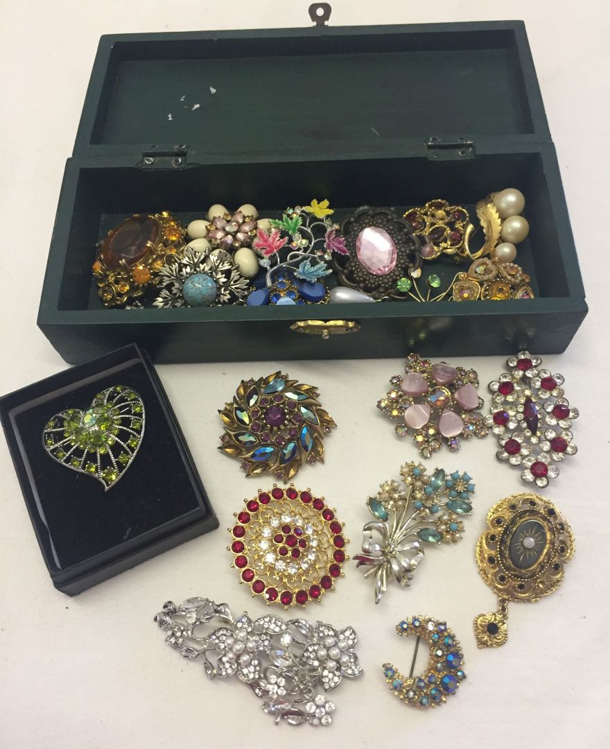 A large quantity of stone set costume jewellery brooches.