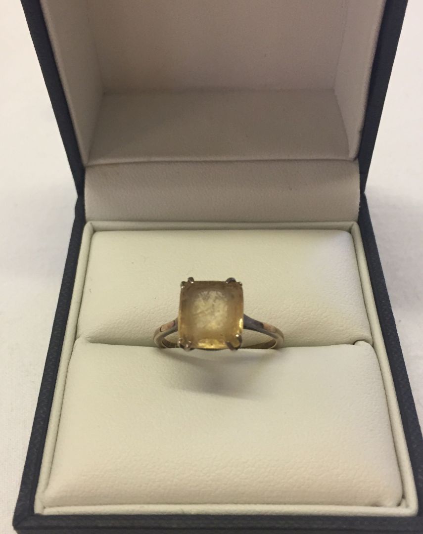 Ladies 15ct dress ring with citrine stone - stone scratched. Size P1/2, weight approx 3.3g.