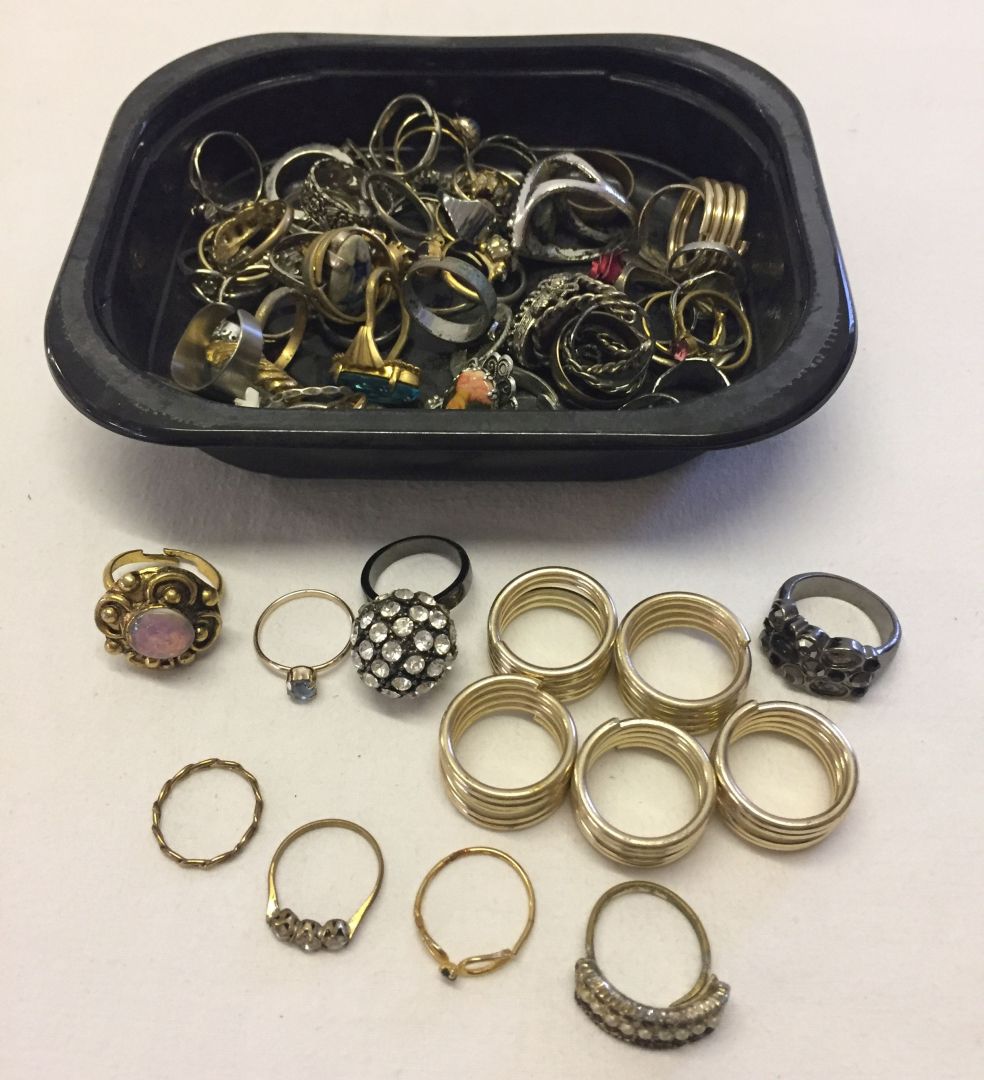 A small tray containing a good quantity of costume jewellery rings of various designs and sizes.