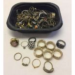 A small tray containing a good quantity of costume jewellery rings of various designs and sizes.