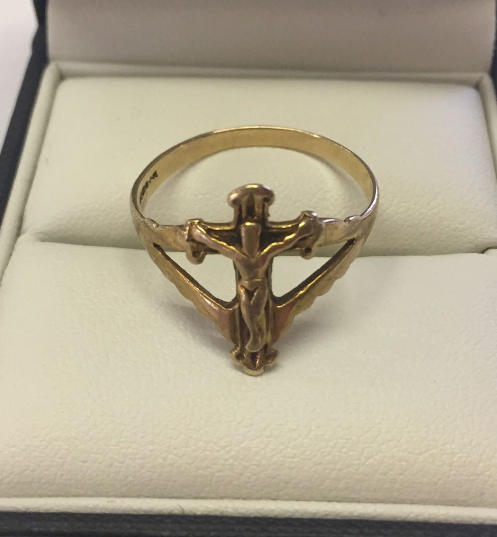 9ct gold gents ring with crucifix detail. Size X1/2, weight approx 2.9g.