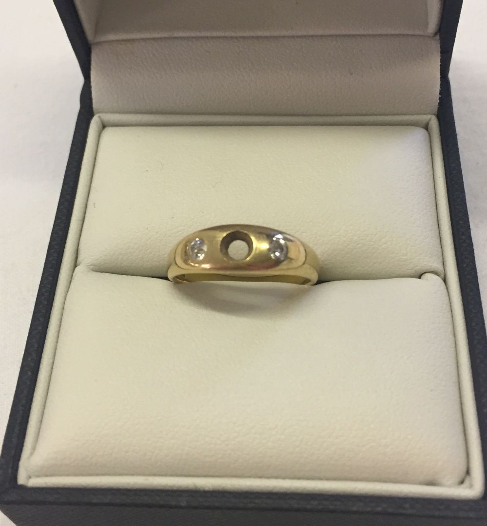 18ct gold ring with 2 diamonds approx 0.07pt and central stone missing. Size O1/2, weight approx 4.