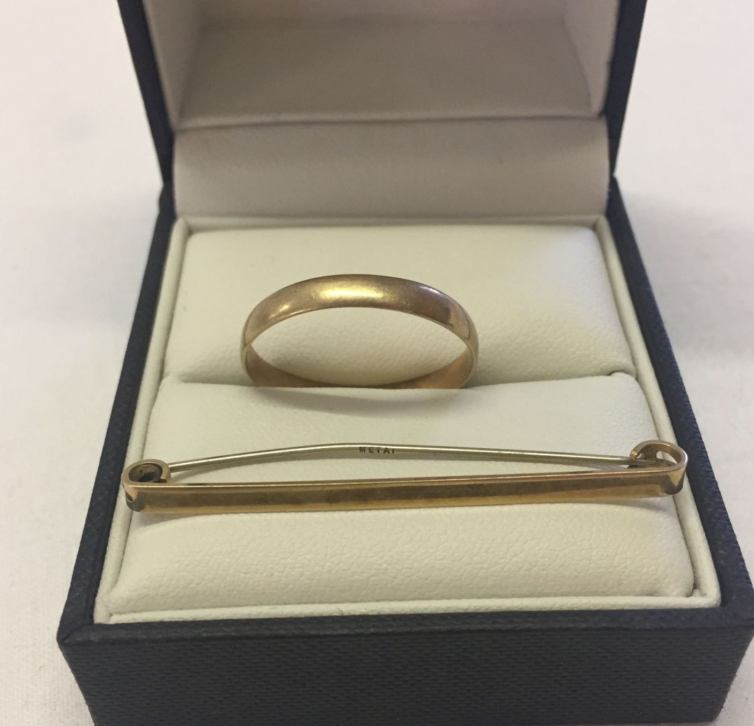 9ct gold gents wedding band size Y1/2 weight approx 1.9g, together with a 9ct gold bar brooch,
