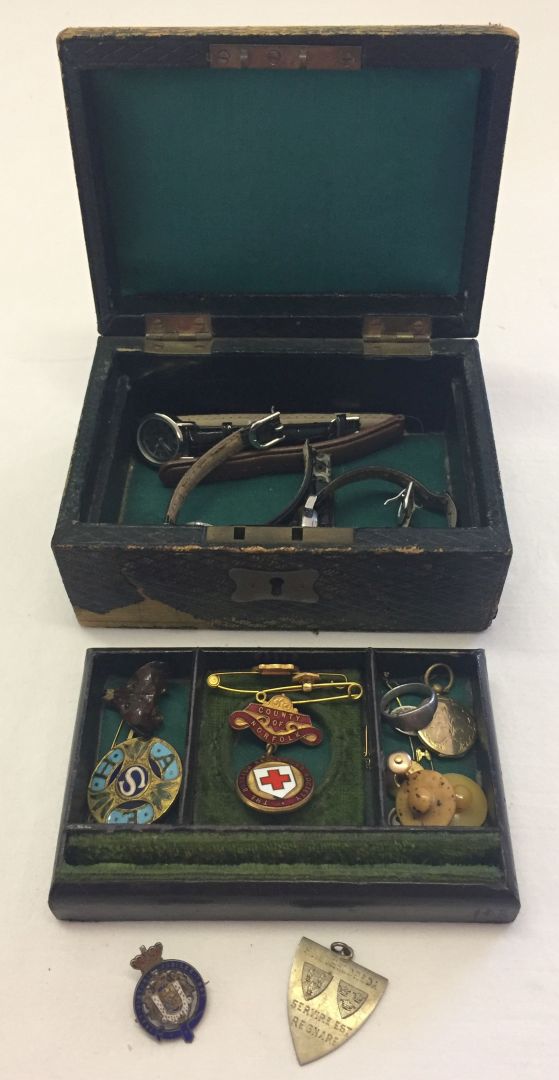 An old jewellery box with misc items to include a Queen Victoria commemorative 50th Jubilee badge