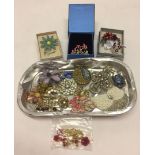 A quantity of costume jewellery brooches to include Sarah Coventry brooch and others of flowery
