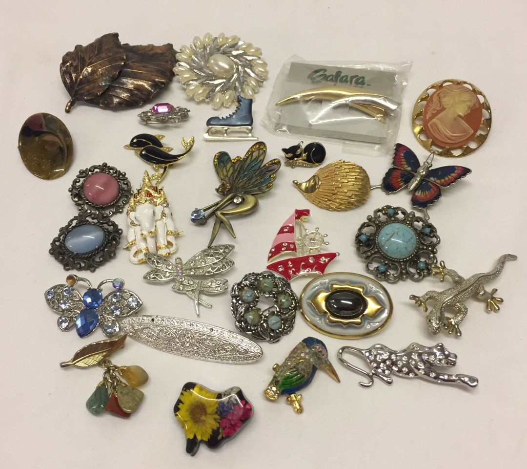 A quantiy of costume jewellery brooches to include butterflies and animal themes brooches.