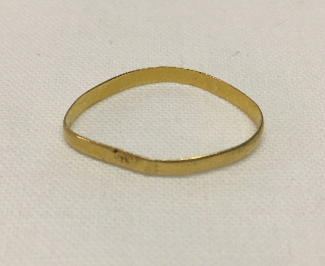 Scrap 22ct gold ring, approx weight 1.1g