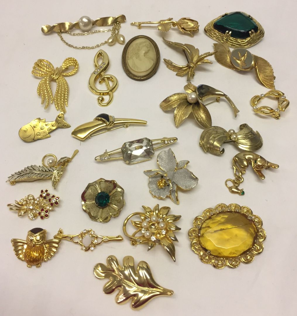 A collection of gold tone costume jewellery brooches to include Sphinx and Jewelcraft.